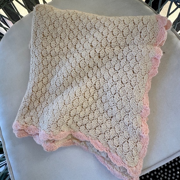 VINTAGE, BEAUTIFULLY HANDMADE, BABY BLANKET. CREAM COLOR WITH PINK TRIM. - Picture 10 of 11